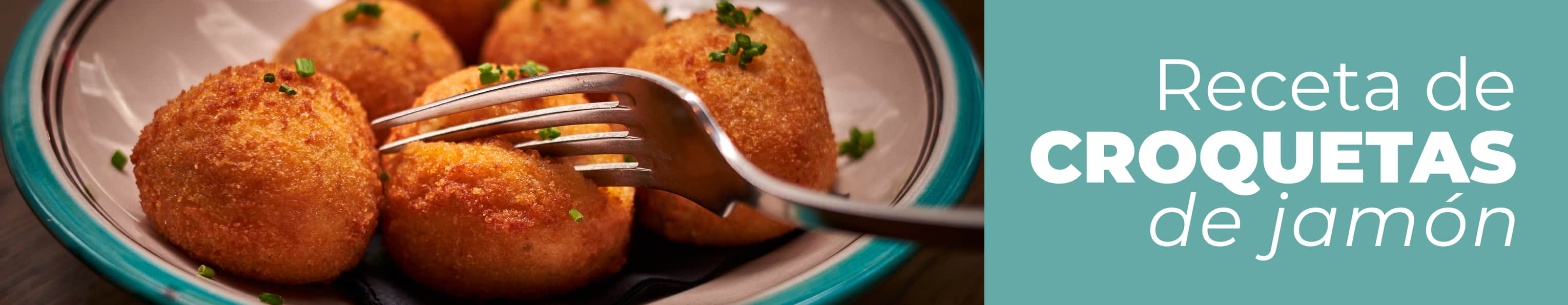 Plato de cerámica con croquetas de jamón caseras ya terminadas, fritas y muy crujientes